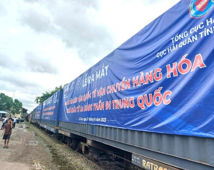 Chia sẻ thêm về giá thành, ông Nguyễn Trung Dũng, một thương lái hàng nông sản tại tỉnh Bình Dương cho biết: "Tại Việt Nam, thời gian qua chi phí logistics trong ngành nông sản chiếm đến 20 - 25% giá thành sản phẩm, trong khi các nước chỉ chiếm khoảng 12-14%. Tuyến đường sắt chở hàng từ Bình Dương đi Trung Quốc giúp doanh nghiệp giảm chi phí đến một nửa so với trước, từ đó thêm cơ hội cạnh tranh lành mạnh về giá thành".