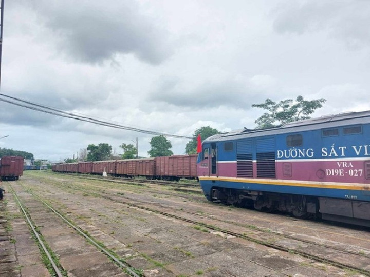 Là doanh nghiệp chuyên xuất khẩu hàng nông sản sang Trung Quốc, ông Nguyễn Hoàng Hải - Giám đốc Công ty TNHH Hoàng Hải Bình Dương, cho biết, bình thường với container 40 feet lạnh, nếu đi tàu thủy thì cước phí chiếm khoảng 10% tổng giá trị sản phẩm, còn đi đường hàng không thì chi phí sẽ tăng gấp hai lần. Mặt khác, vận tải đường biển phục vụ xuất khẩu phụ thuộc vào các hãng tàu nước ngoài. "Không riêng gì công ty tôi, các doanh nghiệp phía Nam rất vui vì bây giờ có đường sắt, ra ga Sóng Thần, hàng hóa đi một mạch thẳng qua Trung Quốc. Một phương thức vận chuyển hàng hóa này chẳng khác nào phao cứu sinh, là đòn bẩy cho xuất khẩu nông sản. Nếu như trước đây, hàng hóa vận chuyển qua Trung Quốc phải mất khoảng 10 ngày, bây giờ chỉ vài ngày đã tới nơi”- ông Hải nói.