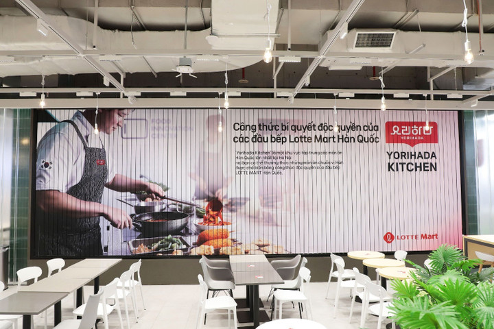 Khu vực ăn uống phục vụ khách hàng ngay tại LOTTE Mart West Lake.