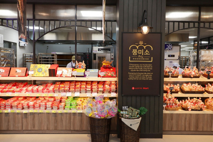 Quầy bánh Poongmiso nằm tại ngay cửa vào siêu thị.