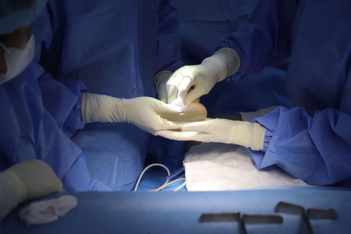 Ths.BS Hồ Cao Vũ trực tiếp theo dõi và phẫu thuật cho bệnh nhân.