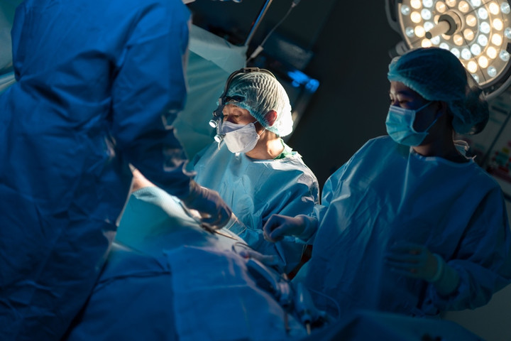 Ths.BS Hồ Cao Vũ phẫu thuật cho bệnh nhân.