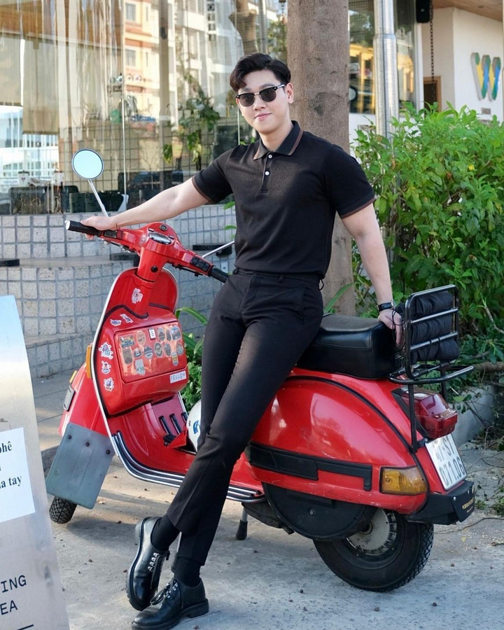 Nổi bật khi phối áo Polo cùng quần Âu.