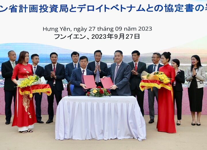 Lãnh đạo tỉnh Hưng Yên trao giấy Chứng nhận đầu tư cho 14 doanh nghiệp đầu tư trên địa bàn tỉnh. (Ảnh: Ngô Trần)