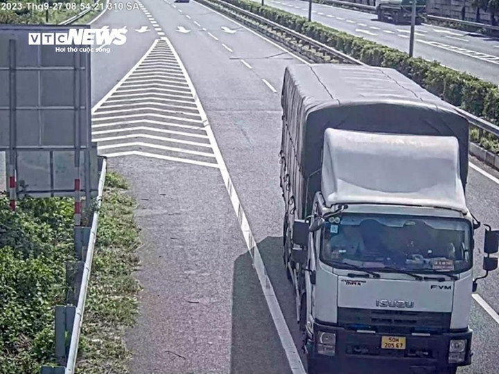 Chiếc xe tải dừng lại trên cao tốc và chuẩn bị đi lùi. (Ảnh: CSGT cung cấp)