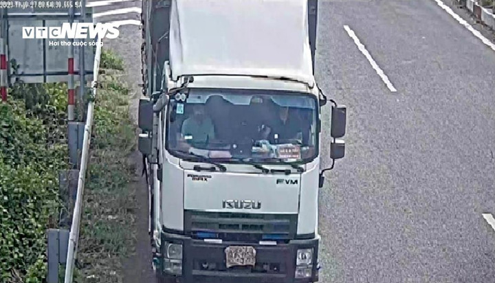 Biển số xe phía trước được che lại bằng giẻ lau. (Ảnh: CSGT cung cấp)