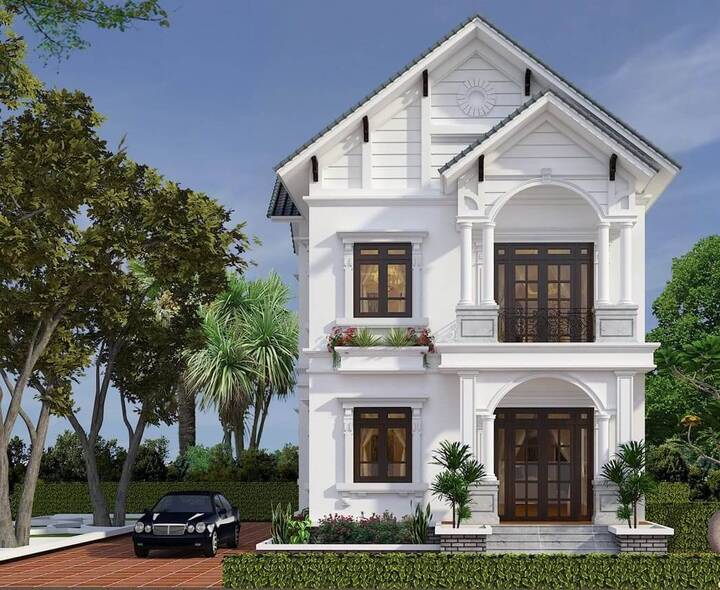 Các kiến trúc sư đã thiết kế mẫu nhà trên vô cùng tỉ mỉ và cẩn thận, thể hiện trên từng đường phào chỉ, để mang đến vẻ đẹp ấn tượng. Xung quanh nhà có trồng nhiều cây xanh và chậu hoa đem đến khung cảnh sinh động, mát mẻ và gần gũi với thiên nhiên.