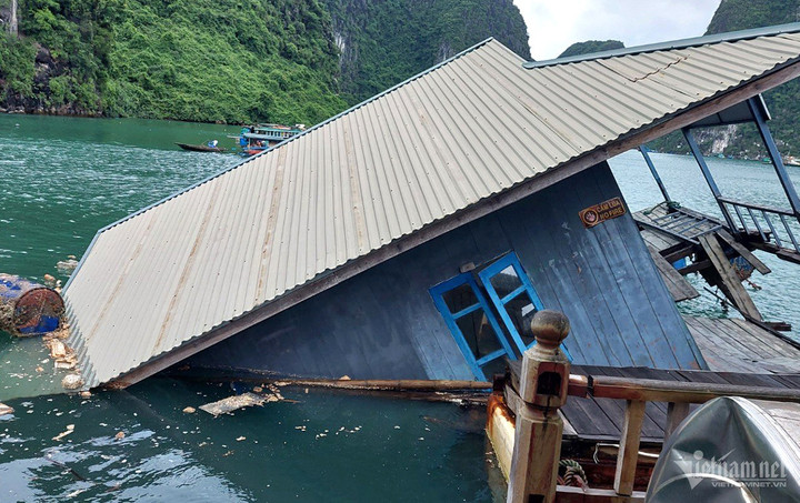 Ngôi nhà bị chìm hơn một nửa xuống biển.