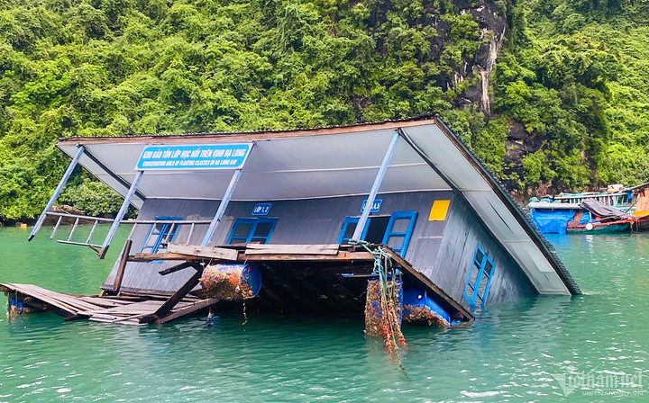 Những ngày này, trên vịnh Hạ Long có mưa và gió lớn khiến ngôi nhà nổi tại làng chài Cửa Vạn bị nghiêng và sắp chìm xuống nước.