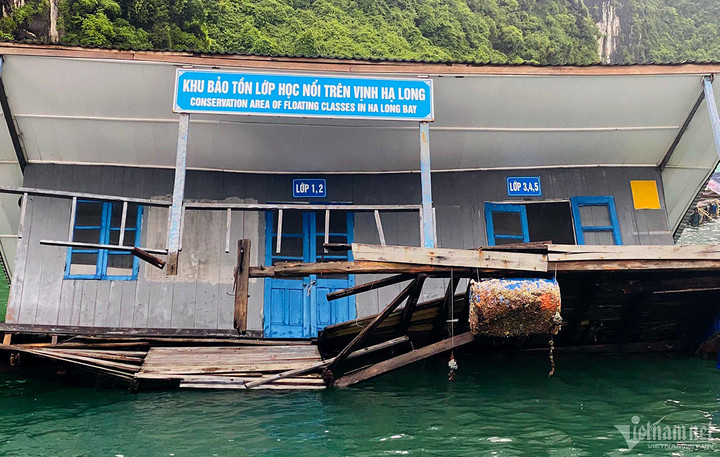 Hệ thống phao nổi và gỗ dưới ngôi nhà đã mục nát.