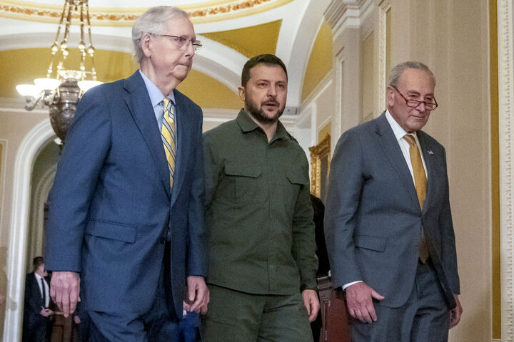Tổng thống Ukraine Volodymyr Zelensky (giữa) trong cuộc gặp với các lãnh đạo Thượng viện Mỹ ở Washington, DC, ngày 21/ 9. (Ảnh: AP)