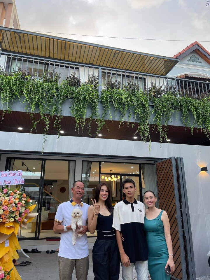 Hoa hậu Tiểu Vy chia sẻ trên trang cá nhân loạt ảnh cô cùng gia đình hạnh phúc trong ngày tân gia. Trong loạt ảnh, cả gia đình Hoa hậu đứng trước ngôi nhà mới khá khang trang, lộng lẫy.