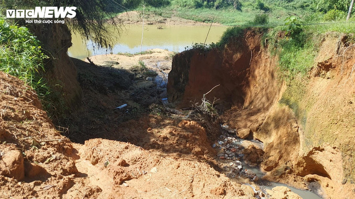 Dòng nước thải đen ngòm, bốc mùi hôi thối chảy từ khu vực Công ty TNHH MTV Đức Hiền ra thẳng sông Sa Lung. (Ảnh: Đ.T)