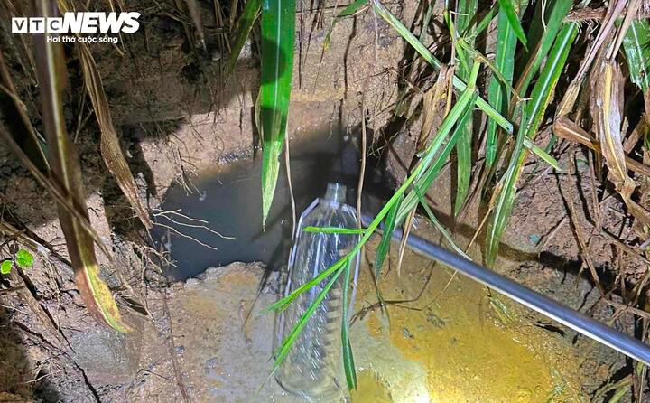 Nguồn nước đen đục, có mùi hôi chảy từ nhà máy sản xuất giấy của Công ty Cổ phần Bắc Trung Bộ ra sông Sa Lung. (Ảnh: Đ.T)