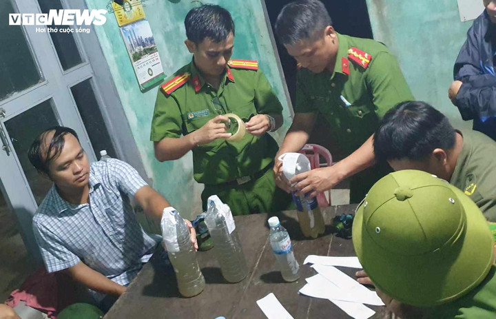 Lực lượng chức năng lập biển vụ việc và lấy mẫu nước để phân tích. (Ảnh: Đ.T)