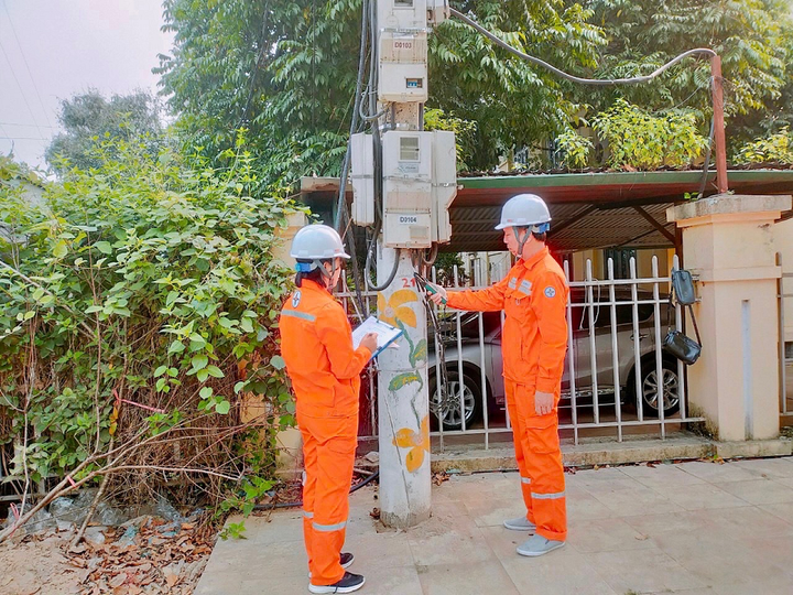 Kiểm tra mức mang tải của công tơ điện tử.