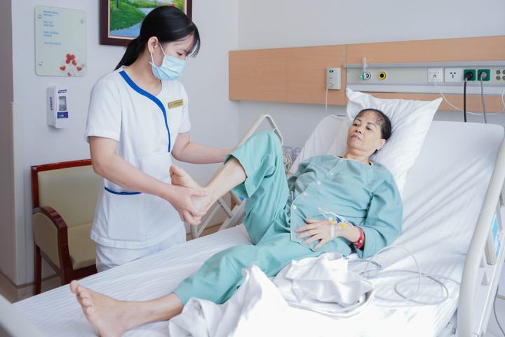 Bệnh nhân được tập phục hồi chức năng hàng ngày.