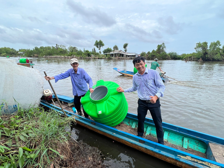 Đại diện Tập đoàn Tân Á Đại Thành trao tặng siêu bồn Plasman tới bà con ĐBSCL. (Ảnh: Tập đoàn Tân Á Đại Thành)