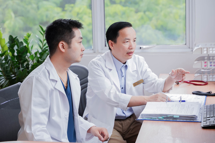 TS.BS Đặng Quang Huy và ThS.BS Lê Văn Bình trao đổi về tình hình bệnh nhân sau cuộc đại phẫu.