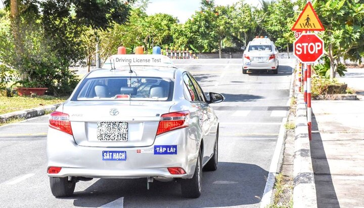 Đối với các trường hợp không phải đồng bào dân tộc thiểu số mà không biết chữ sẽ không được thi lấy bằng lái.