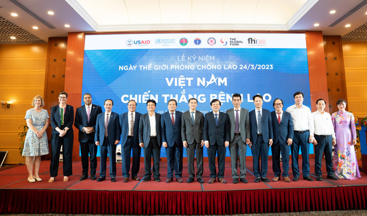 Ban Lãnh đạo Bệnh viện Phổi Trung ương chụp ảnh lưu niệm cùng các đại biểu tham dự Lễ kỷ niệm Ngày Thế giới phòng chống lao 24/3.