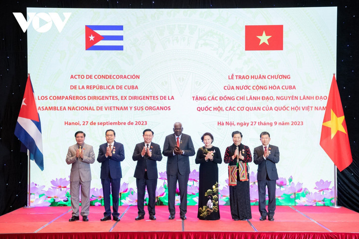 Chủ tịch Quốc hội Chính quyền Nhân dân, Chủ tịch Hội đồng Nhà nước Cuba Esteban Lazo Hernandez trao tặng Huân chương Carlos Manuel de Cesesspespeede.