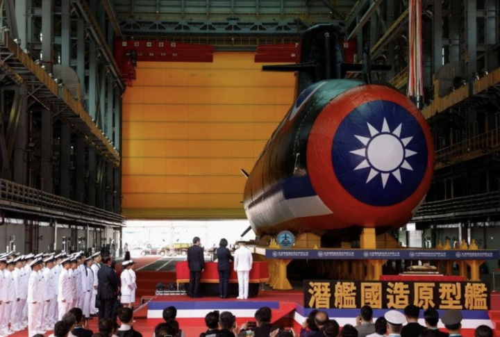Hình ảnh hạ thuỷ tàu ngầm phòng thủ nội địa đầu tiên của Đài Loan. (Ảnh: Reuters)
