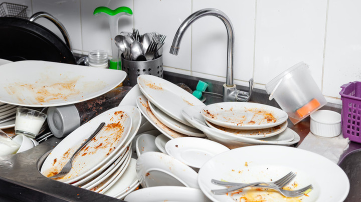 Việc cho bát đĩa vào chậu không theo thứ tự, không phân loại sẽ khiến bạn vất vả hơn. (Ảnh: Health Digest)