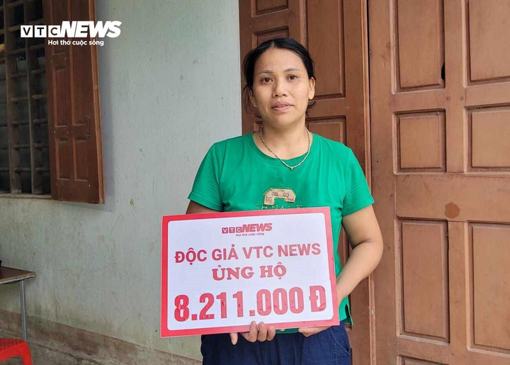 Chị Tuyết cảm ơn số tiền do bạn đọc VTC News ủng hộ. (Ảnh: Trọng Tùng)