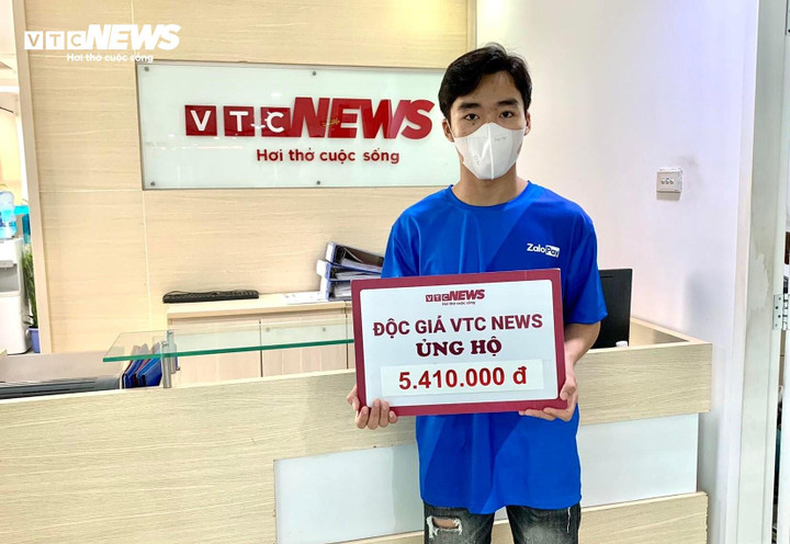 Nam sinh Bùi Đình Thắng đón nhận số tiền do độc giả VTC News ủng hộ. (Ảnh: Khắc Việt)