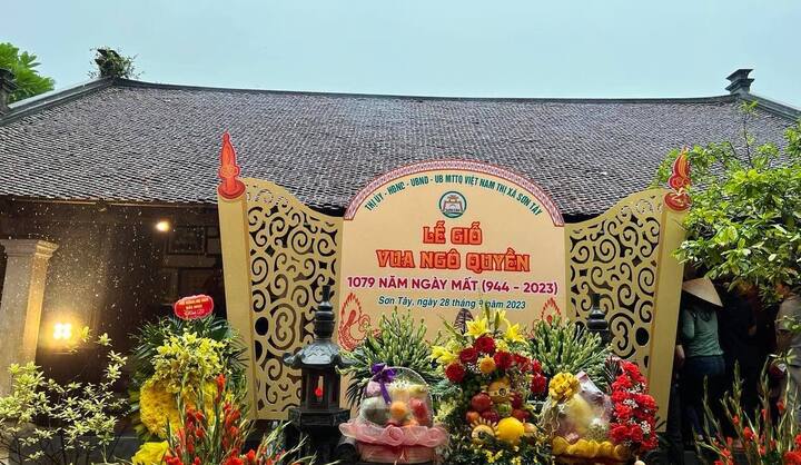 Ngày 14/8 âm lịch hằng năm, chính quyền và nhân dân xã Đường Lâm cùng du khách thập phương tổ chức trang trọng Lễ giỗ vua Ngô Quyền để ghi nhớ công ơn vị anh hùng dân tộc.