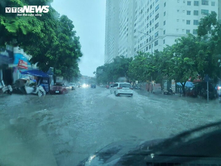 Các tuyến phố Hà Nội nhanh chóng rơi vào tình trạng ngập úng.