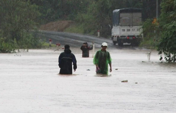 Nghệ An mưa lớn, nhiều nơi chìm trong biển nước. (Ảnh: Trần Lộc)