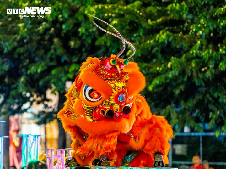 Đường phố ngập tràn màu sắc bởi Lân Sư Rồng, tiếng trống thùng thình nhộn nhịp vang lên đem lại tiếng cười, háo hức cho cả trẻ con và người lớn.