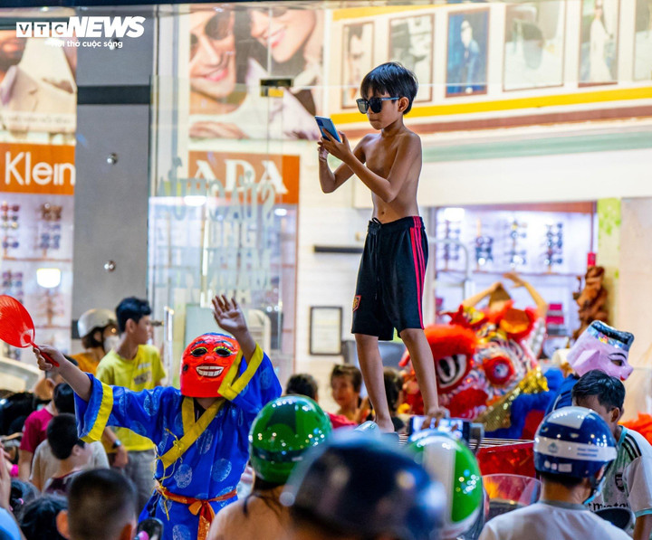 Đoàn Lân Sư Rồng năm nay xuất hiện thêm một nhân vật mới, cho đến giờ vãn chưa biết tên.