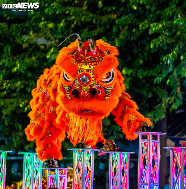 Múa lân thường được tổ chức vào trước thềm Tết Trung thu từ những đêm 12 - 13/8 (Âm lịch) và nhộn nhịp nhất vào đêm 14, 15/8 (AL).