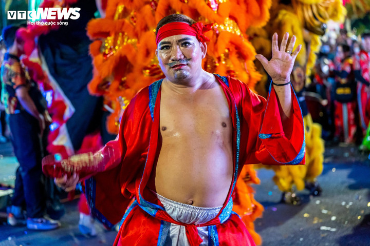 Đoàn múa Lân Sư Rồng không thể thiếu Ông Địa bụng phệ, đầu hói và tay cầm quạt to phe phẩy. Là hiện thân của Đức Di Lặc - vị Phật hiền lành lúc nào cũng vui tươi, yêu đời. Ông Địa xuất hiện cùng Lân là đem theo may mắn, phước lành, ấm no đến mọi nơi.