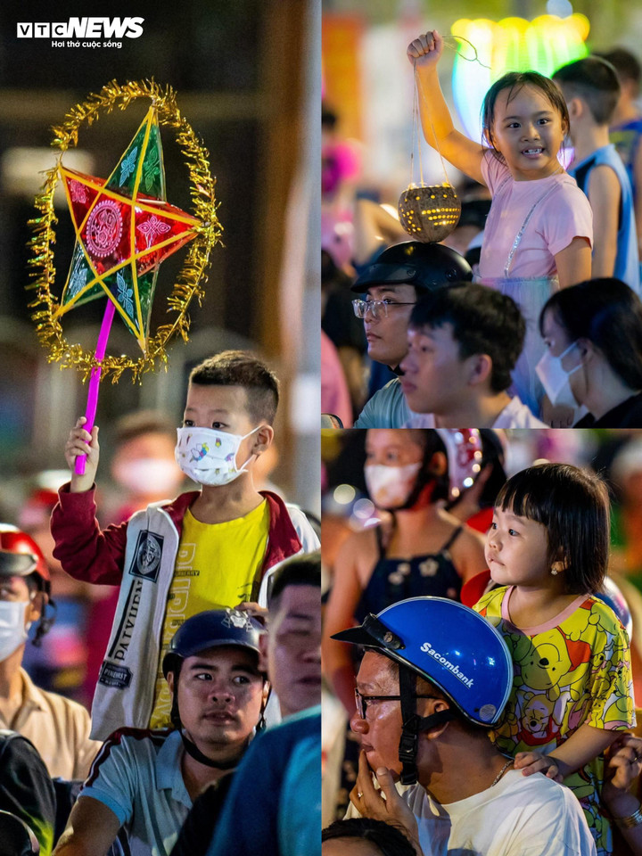 Các tiết mục múa lân rộn ràng, sôi động đã phá tan áp lực học tập trên trường và thay vào đó là sự hứng khởi, lạ lẫm trong mắt của con trẻ.