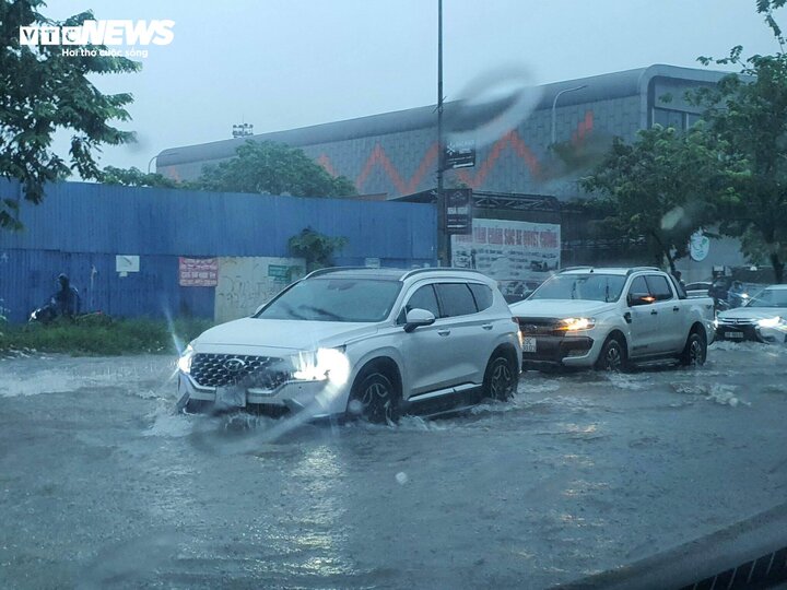Từ sáng sớm 28/9, Hà Nội và nhiều tỉnh thành miền Bắc hứng trận mưa lớn kéo dài.