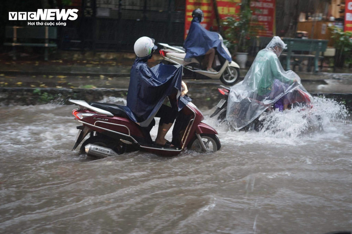 Chiều 28/9, Hà Nội vẫn có nhiều điểm nguy cơ ngập lụt.