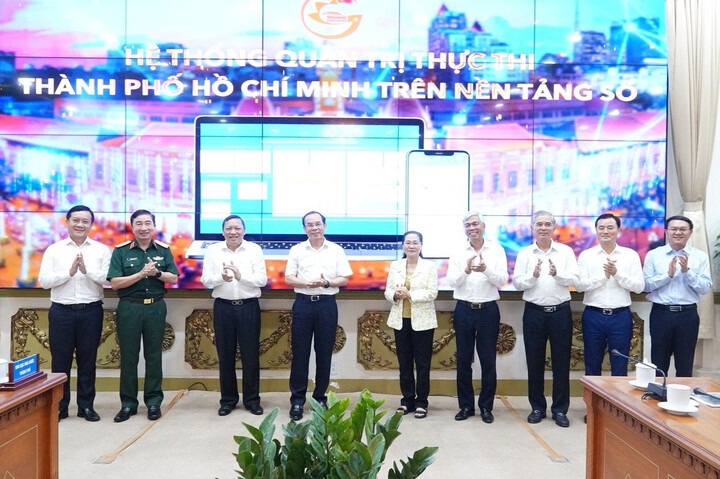 Bí thư Thành ủy TP.HCM Nguyễn Văn Nên và các đại biểu dự lễ ra mắt hệ thống quản trị thực thi TP.HCM. (Ảnh: TTBC)