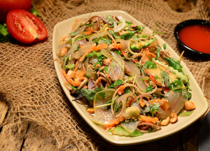 Nộm da bò là món được nhiều người ưa chuộng. Tuy nhiên, da chính là một trong những bộ phận của bò không nên ăn. (Ảnh: Mia.vn)