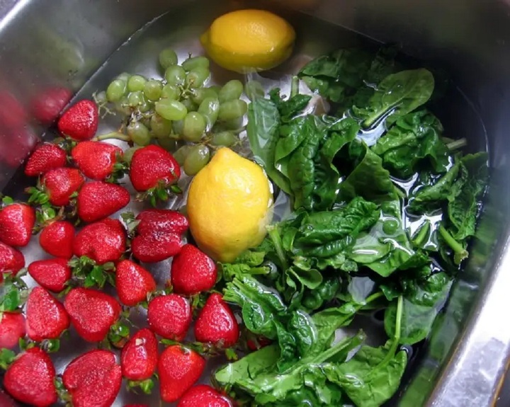 Không nên rửa rau bằng nước muối quá lâu. (Ảnh: Food.com)