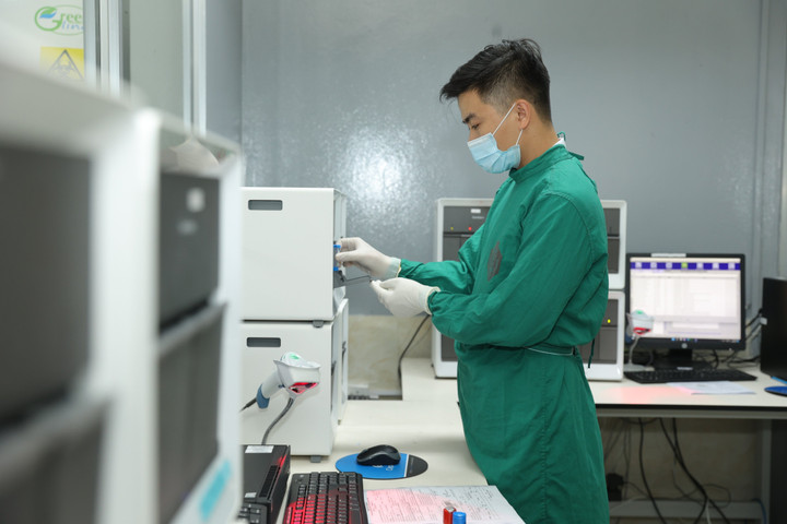 Thực hiện xét nghiệm SHPT chẩn đoán lao và xác định tính kháng Rifampicin trên hệ thống máy Gene Xpert. (Ảnh: BV Phổi TW cung cấp)