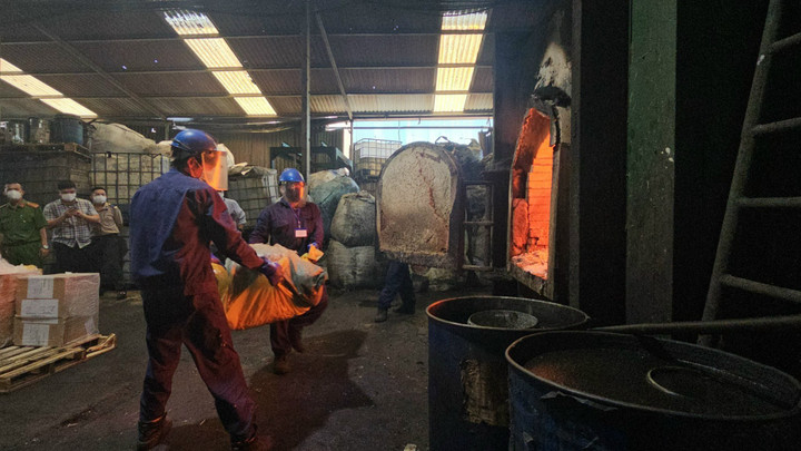 Lực lượng chức năng đưa ma túy vào lò đốt.