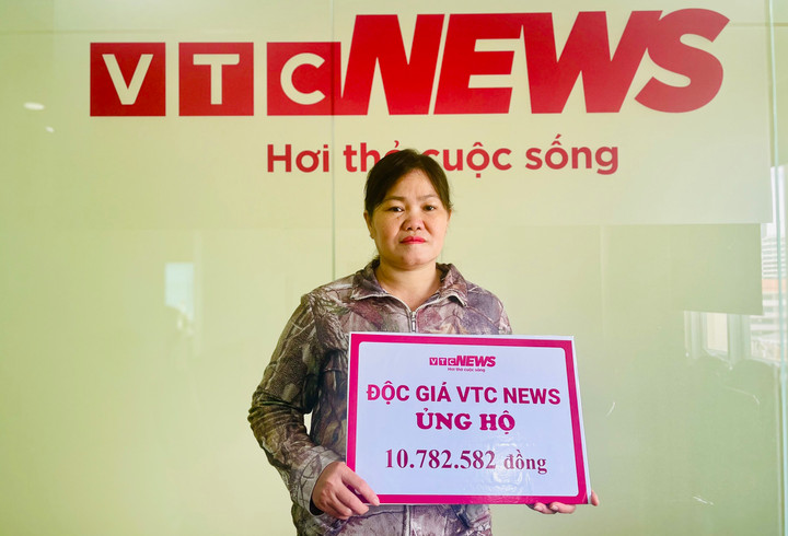Chị Kim Loan - mẹ bé Trần Đặng Trung Quân nhận số tiền 10.782.582 đồng do độc giả VTC News ủng hộ.