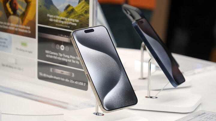 iPhone 15 Pro và 15 Pro Max là những mẫu Pro nhẹ nhất từng sản xuất của Apple nhờ đổi vật liệu khung viền thép không gỉ sang titan kết hợp nhôm, nâng cấp đáng kể về camera (riêng phiên bản Pro Max có thêm khả năng zoom quang 5x), sử dụng chip A17 Pro mới nhất.