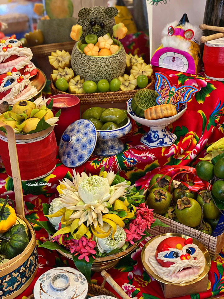 Nhìn mâm cỗ trông trăng được thiết kế và bày biện dày công thế này, người ta không chỉ nhìn thấy sự khéo léo, mắt thẩm mỹ của người làm mà còn cảm nhận được tình yêu dành cho con trẻ trong dịp Tết Trung thu. (Ảnh: Vân Hà Hoàng)