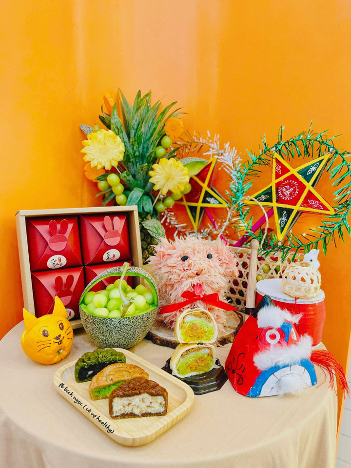 Những chiếc bánh trung thu này cũng được tác giả của mâm cỗ tự tay làm. (Ảnh: Bích Ngọc)