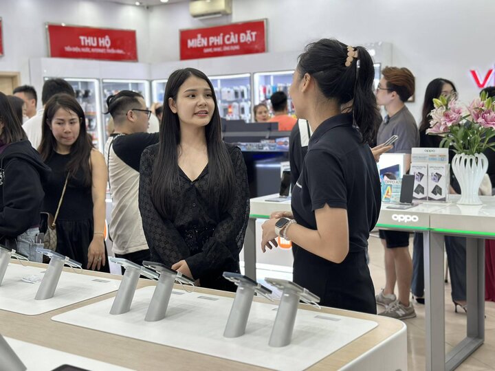 Theo ông Nguyễn Minh Khuê – đại diện truyền thông Viettel Store, khách hàng không cần đặt trước tại hệ thống này vẫn có thể mua trực tiếp iPhone 15 series. 